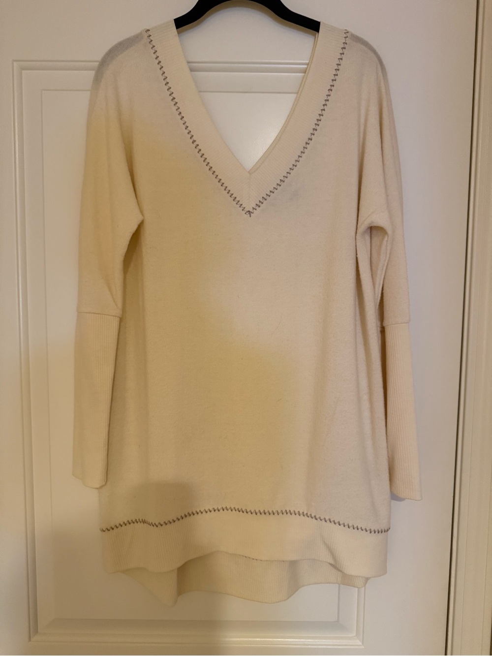 Anthropologie Cream V-Neck Scoop-Neck Long Sleeve Sweater
